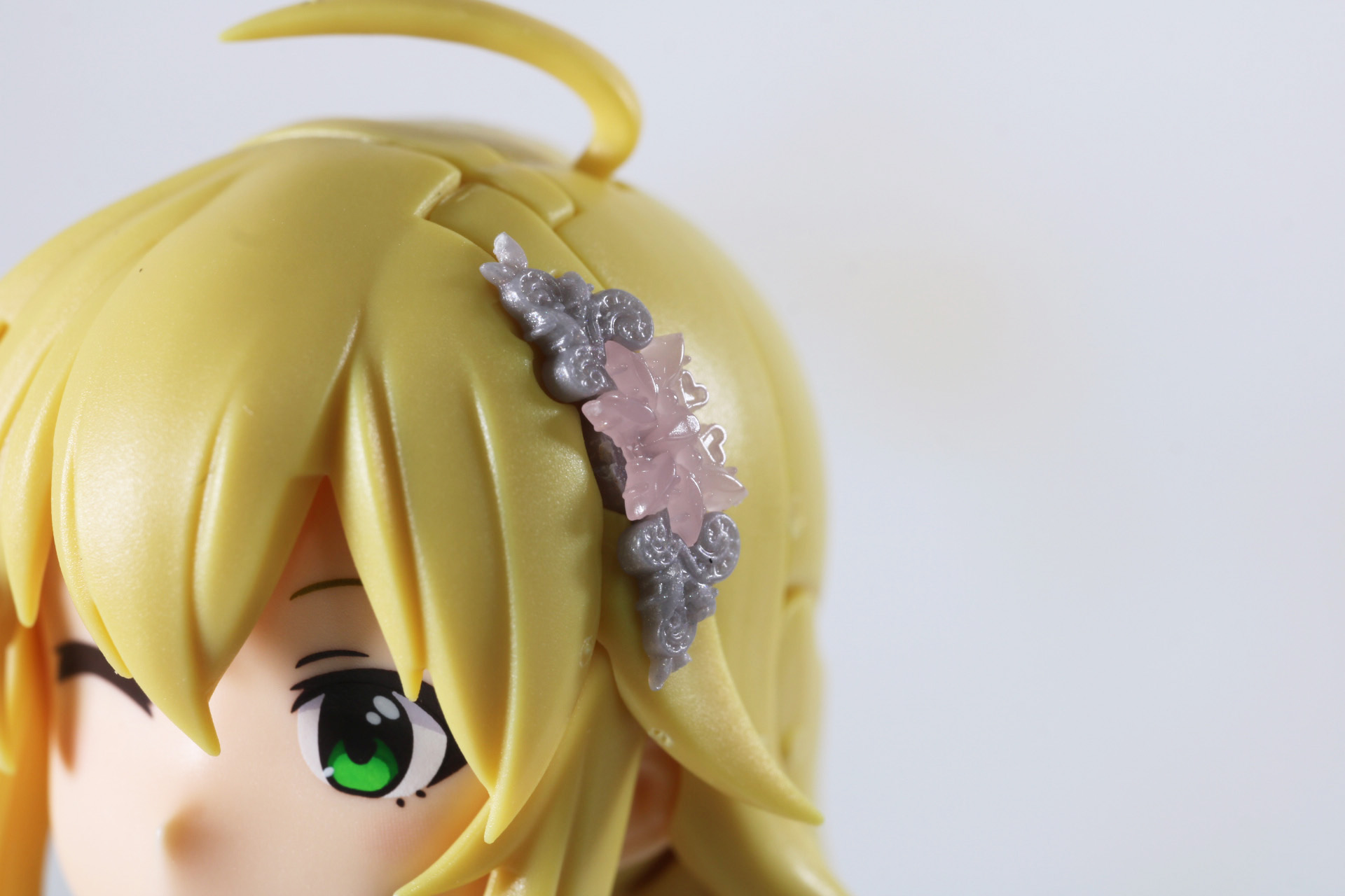 側頭部には緻密に造形された髪飾り