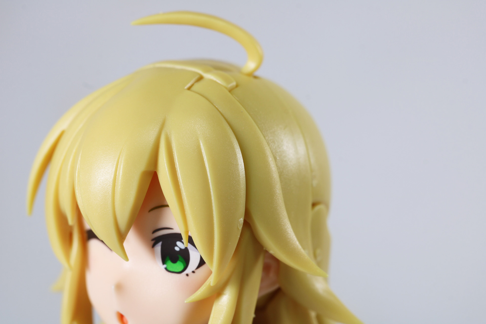 髪飾りなしの髪パーツも選択して組み立てることができる