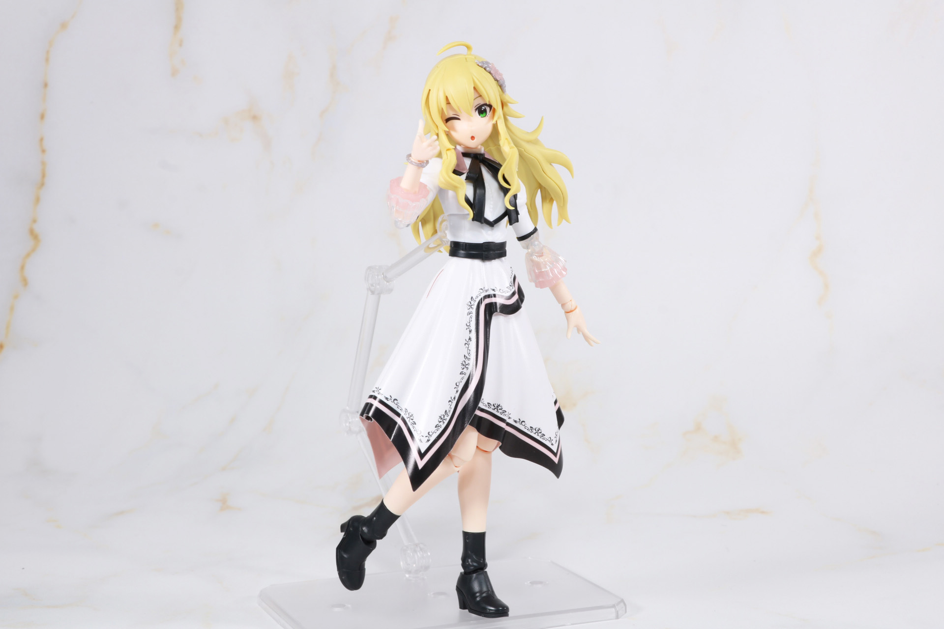 ウィンクに手のしぐさでファンサービス