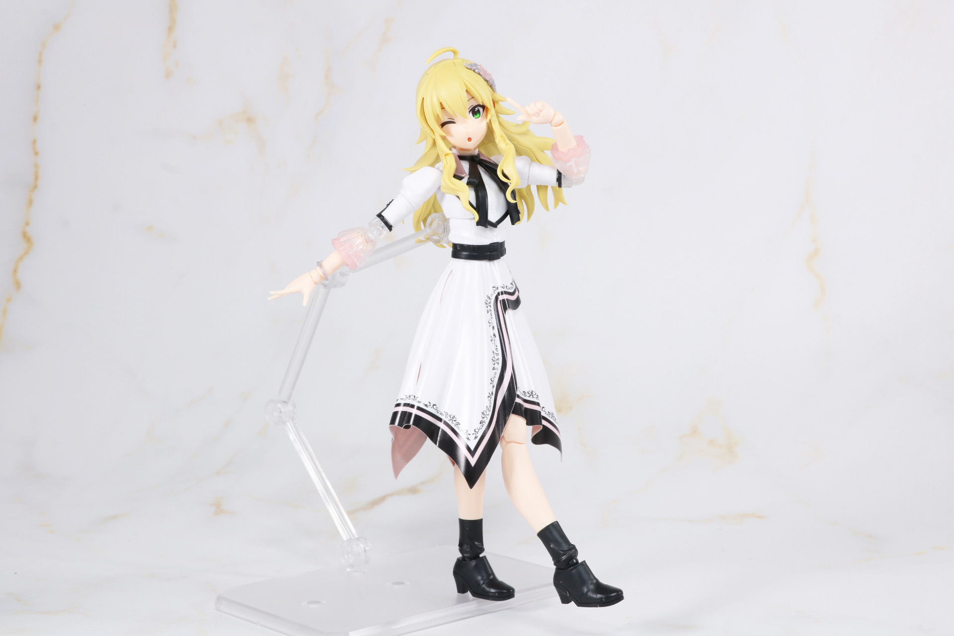 別売りの「アクションベース6」と合わせれば、ポーズの幅が広がる