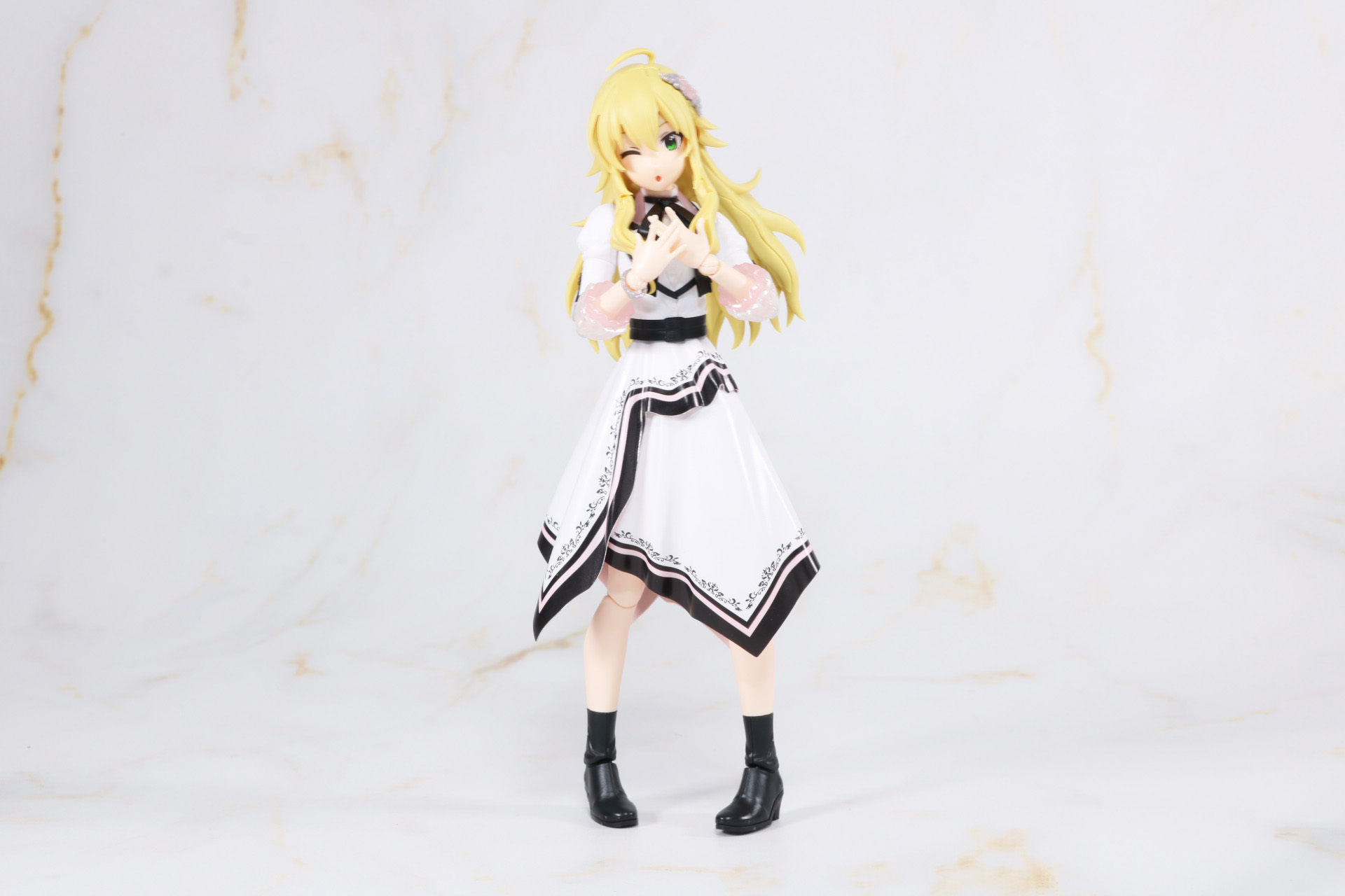 胸の前で手を合わせるポーズも可能