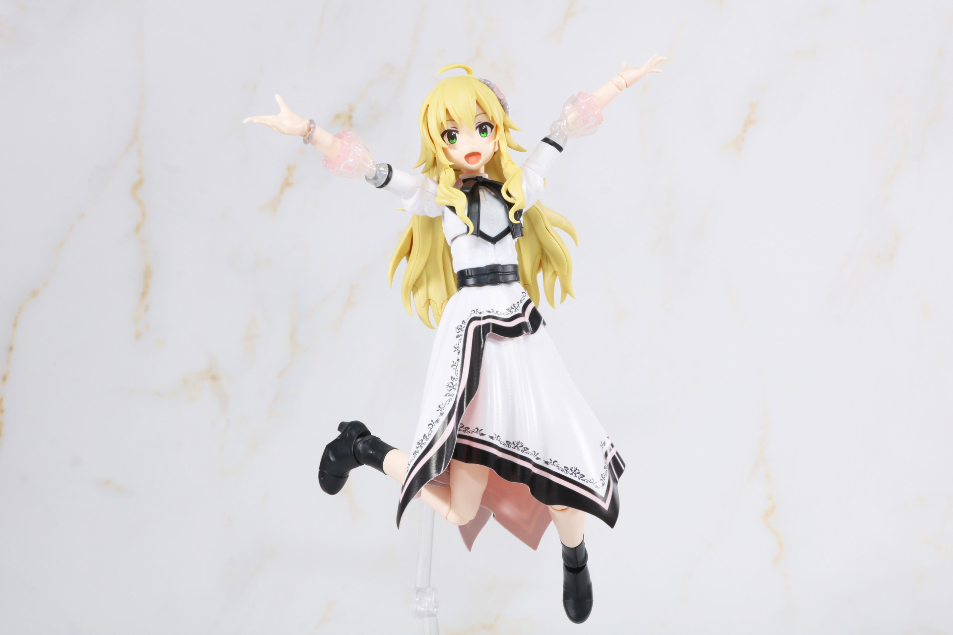 大きく跳躍するアグレッシブなポーズ