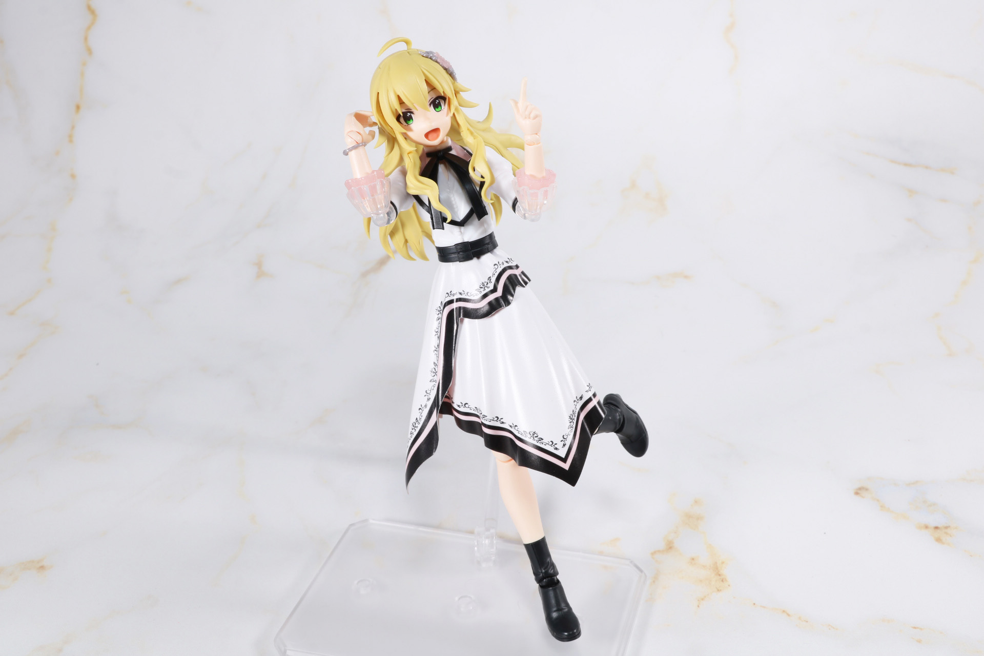 アクションベースで浮遊感あるポーズ