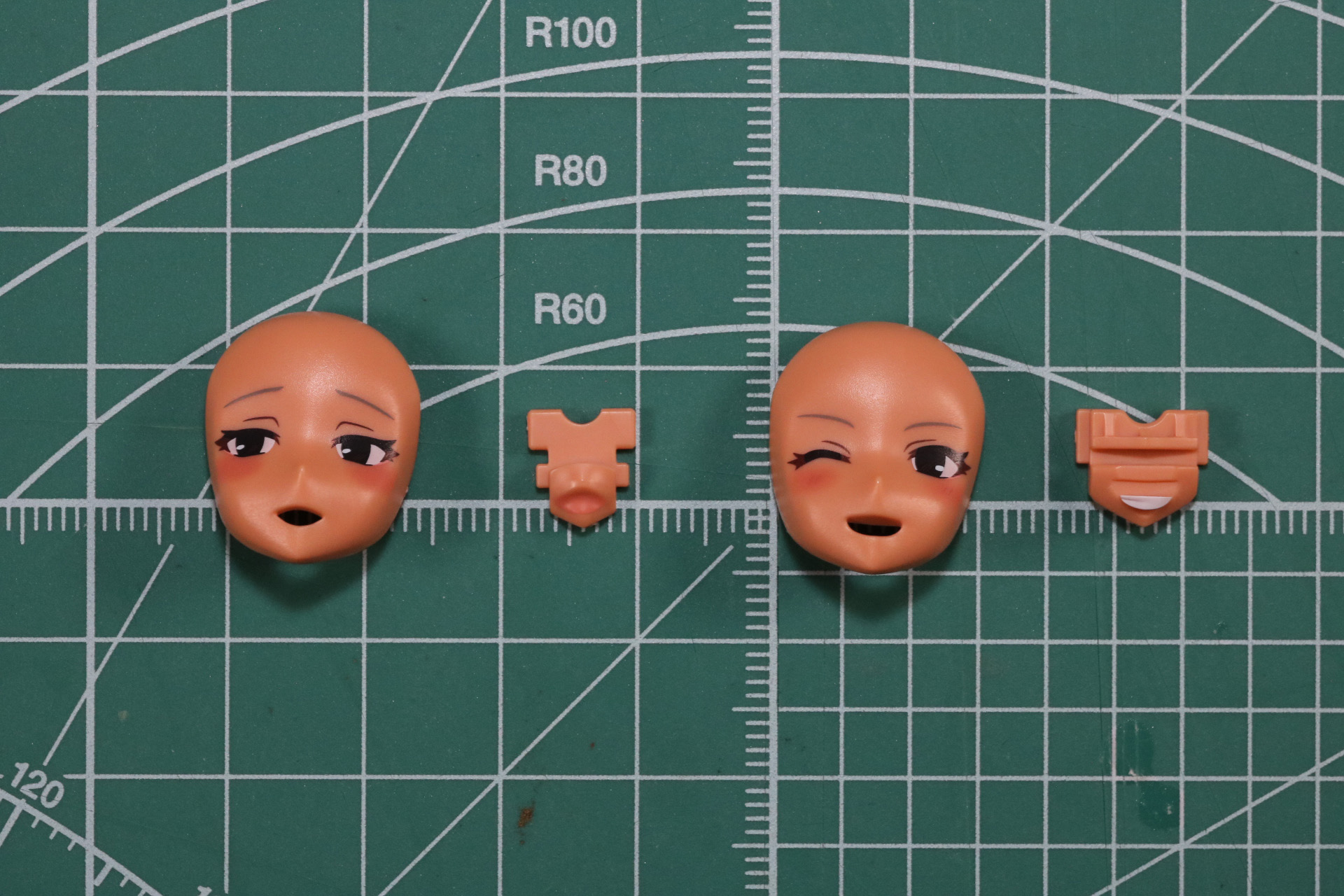 うっとりした表情（左）とウィンク顔（右）にそれぞれ口元パーツをはめ込む