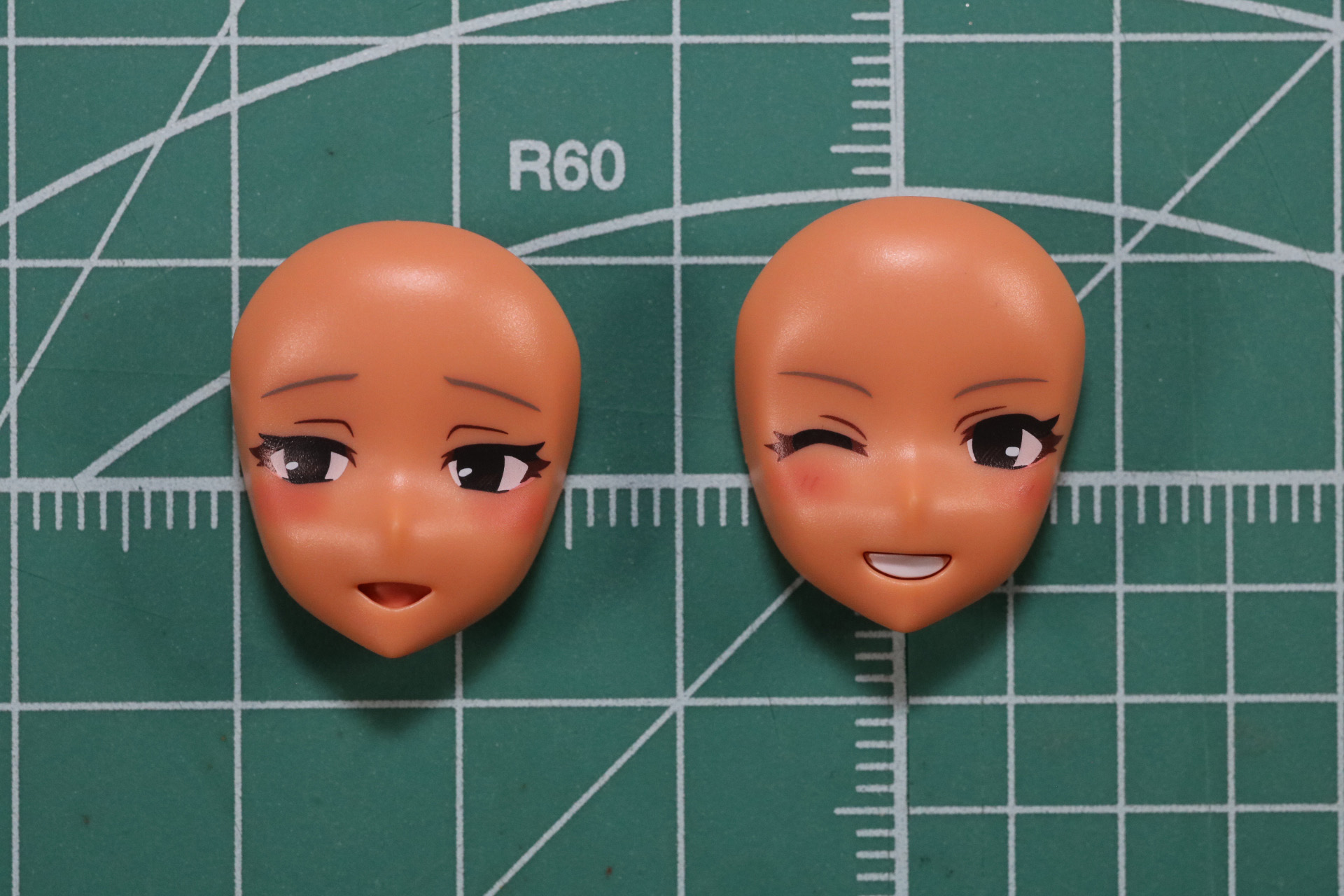 うっとりした表情（左）とウィンク顔（右）にそれぞれ口元パーツをはめ込む