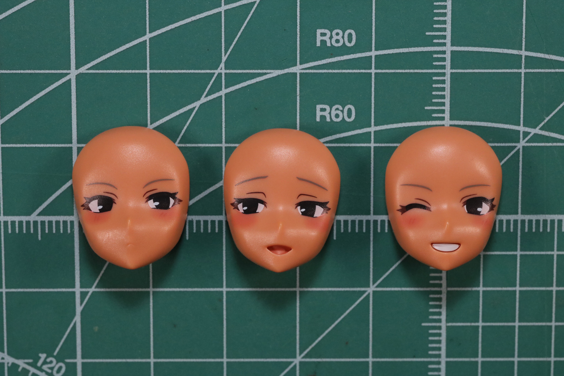 左からクールな流し目の表情、ミステリアスな表情、ウィンク顔