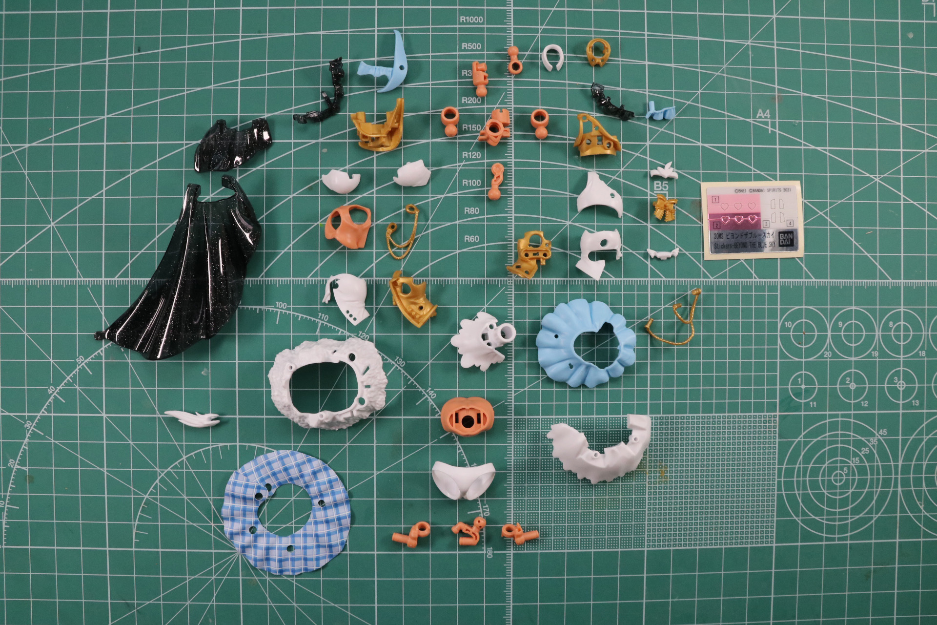 胸のアクセサリーはプラスチックシールで細かな色分けを表現