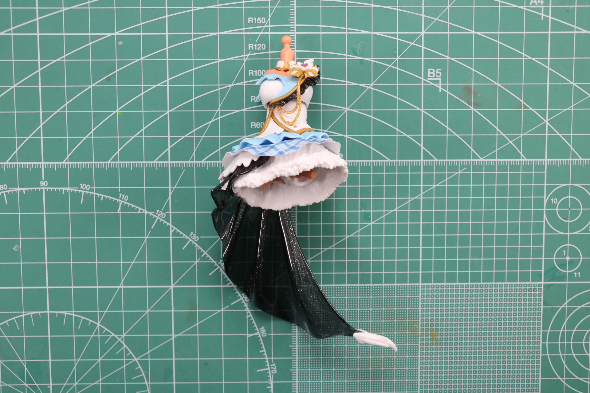 胸のアクセサリーはプラスチックシールで細かな色分けを表現