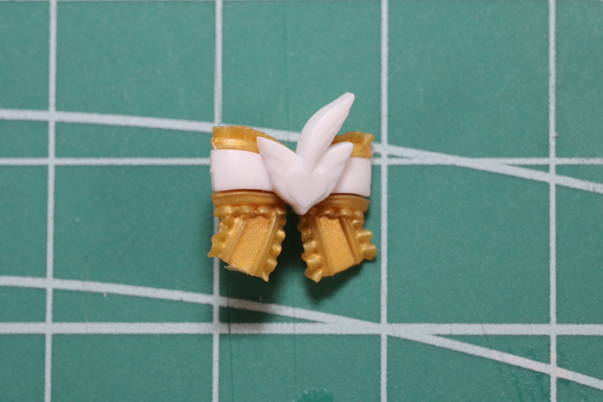 胸のアクセサリーはプラスチックシールで細かな色分けを表現