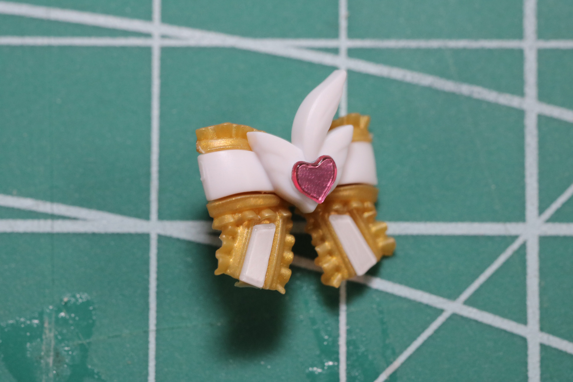 胸のアクセサリーはプラスチックシールで細かな色分けを表現