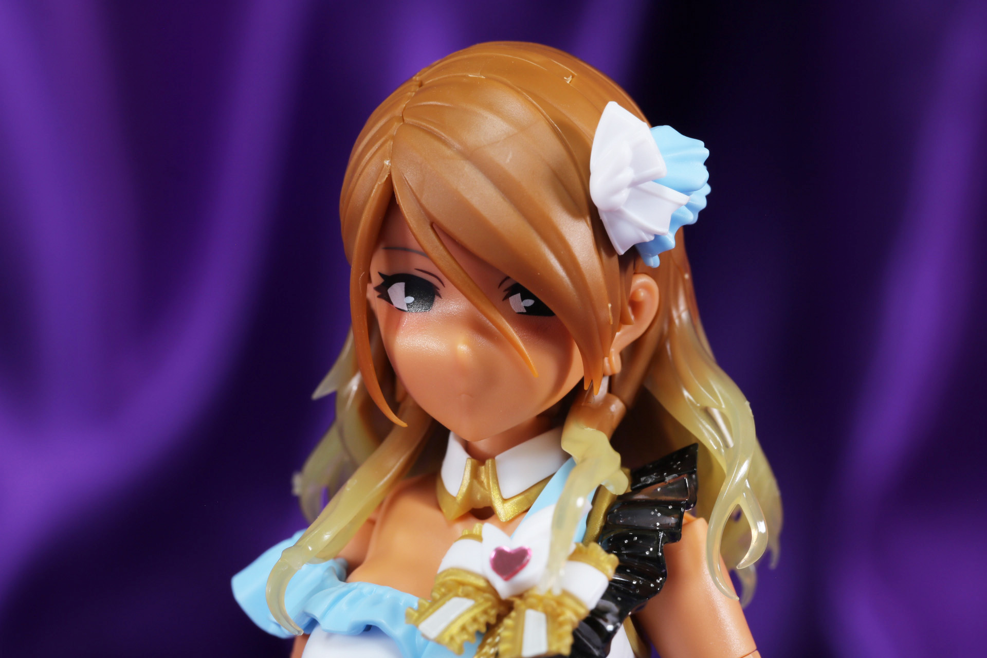 ヘアスタイルも前髪の分け目も繊細に造形されている