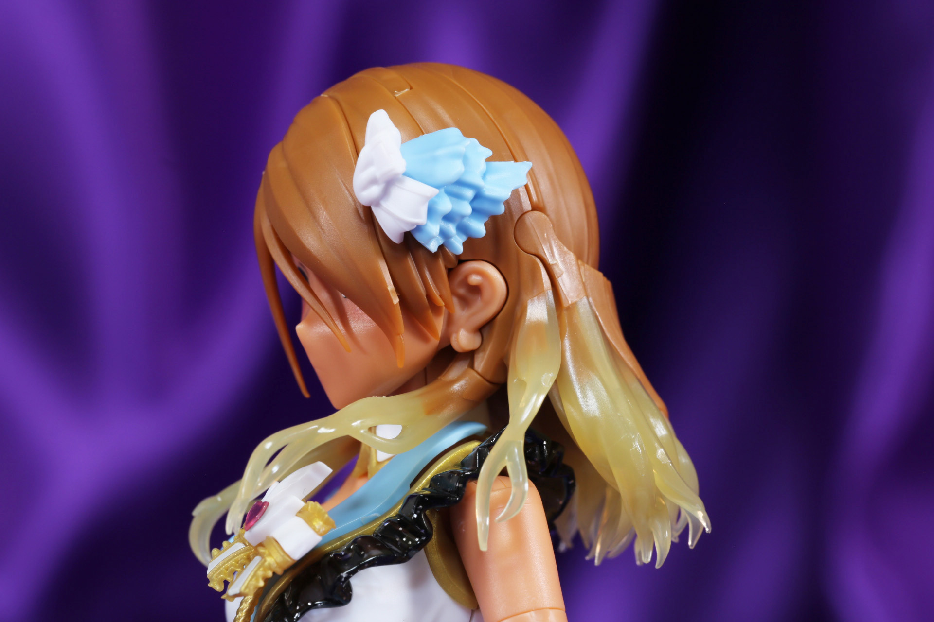 細かい部分では耳にはイヤリングなどの造形が入っている