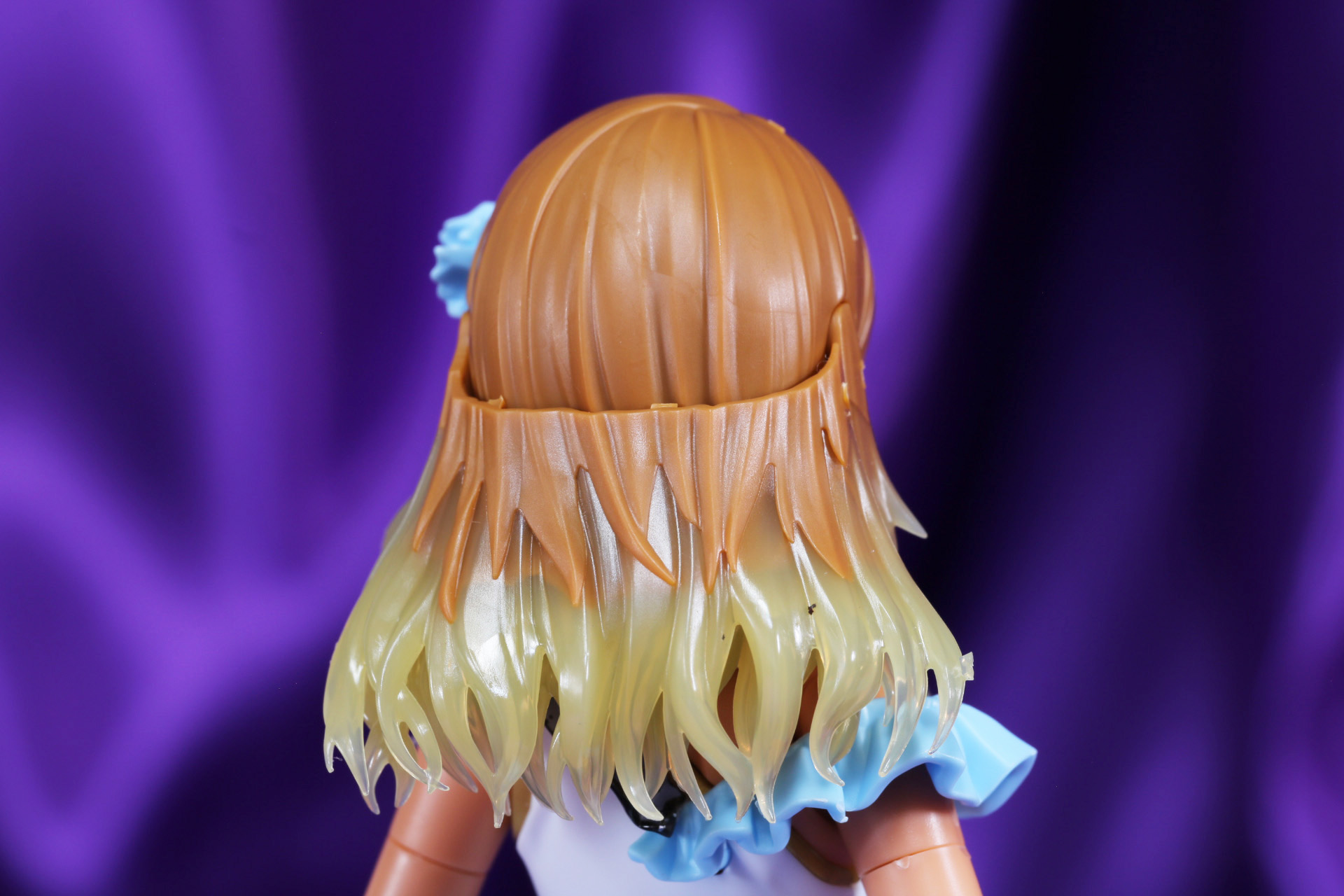 髪のグラデーションもインサート成形によって自然な色合いに