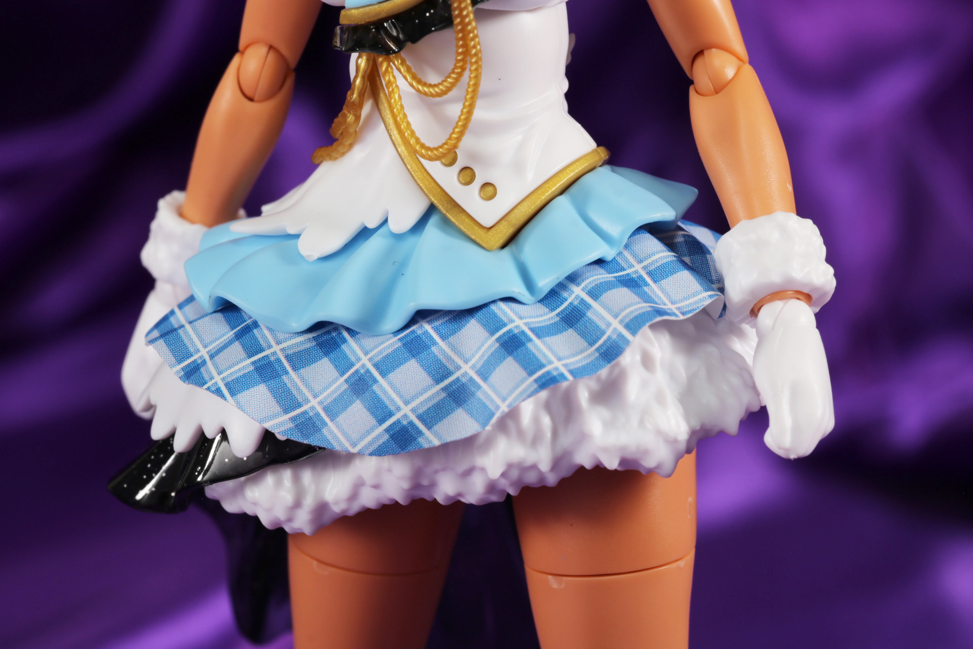 チェックのスカートはシートパーツで表現されている