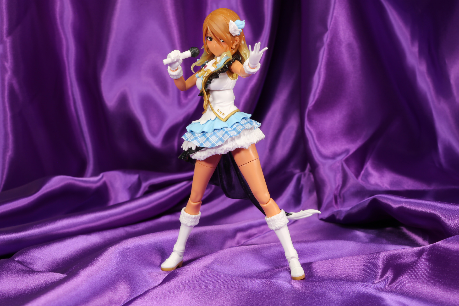 マイクを手にパフォーマンスを披露