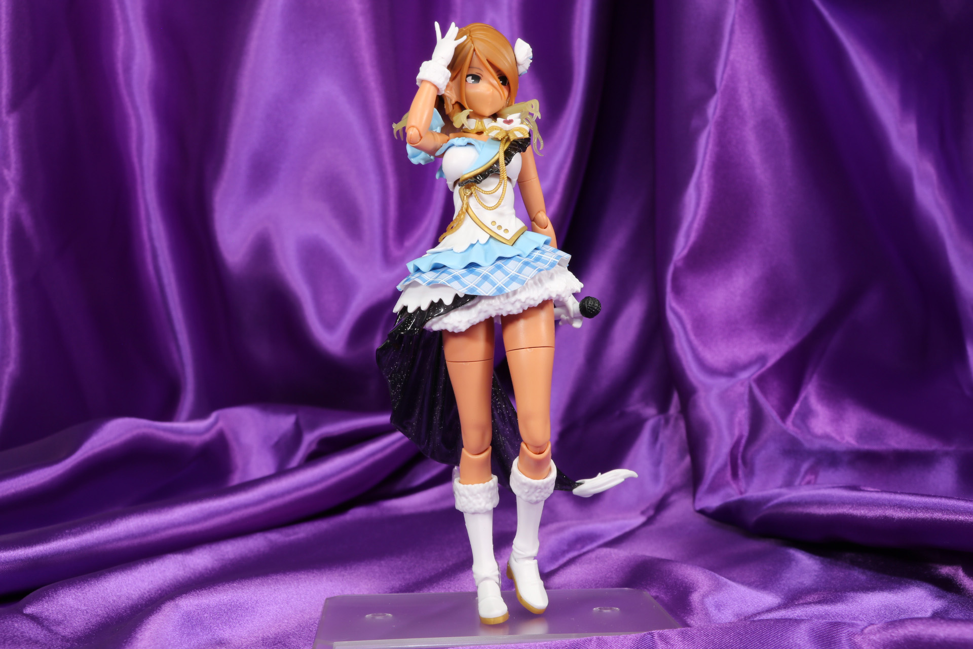 髪をなでる仕草もカッコよく決まる