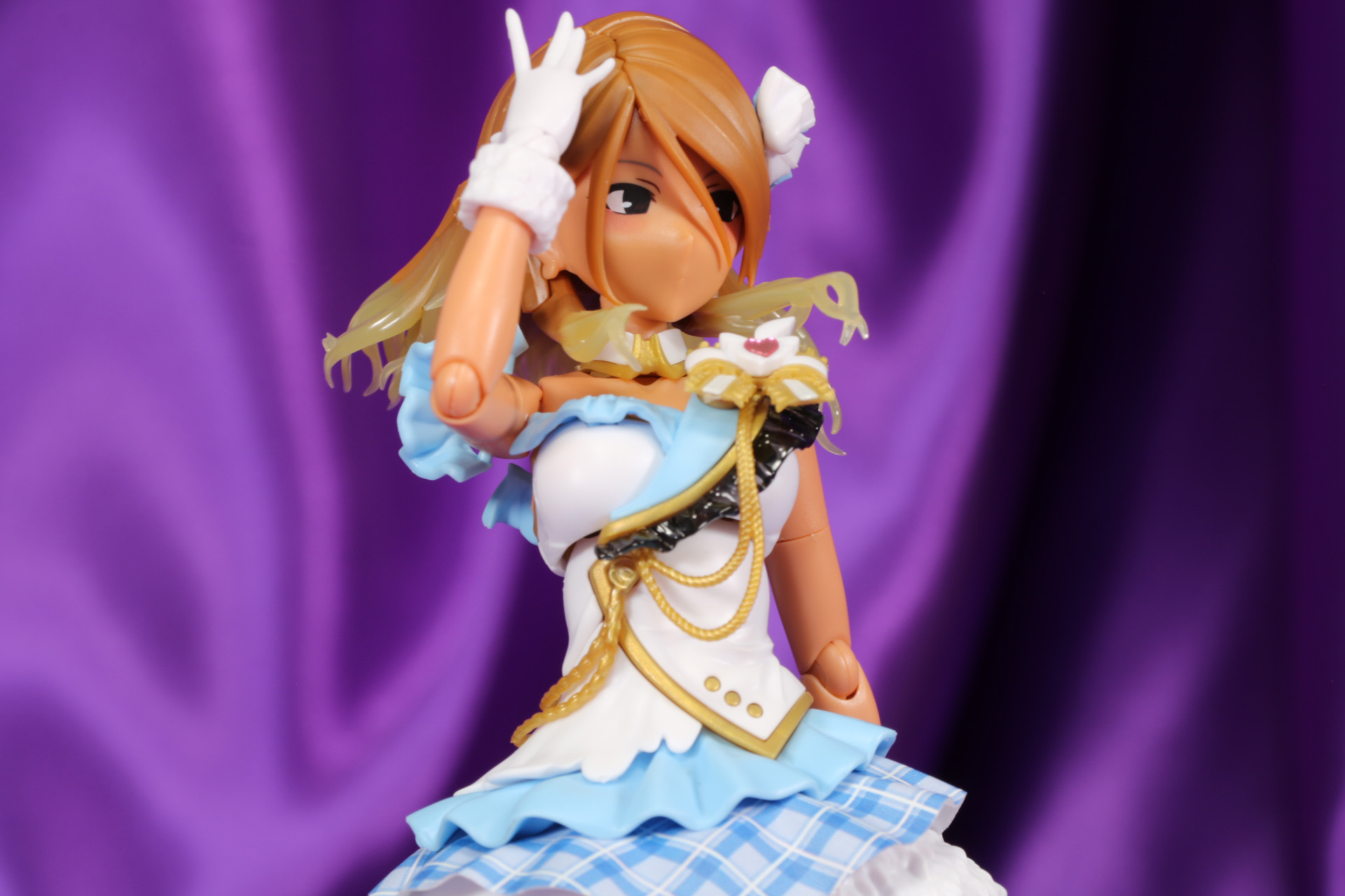 マイクを両手に持ったポーズ