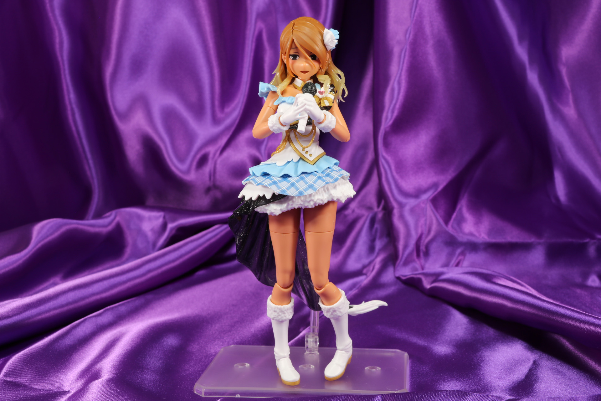 マイクを両手に持ったポーズ