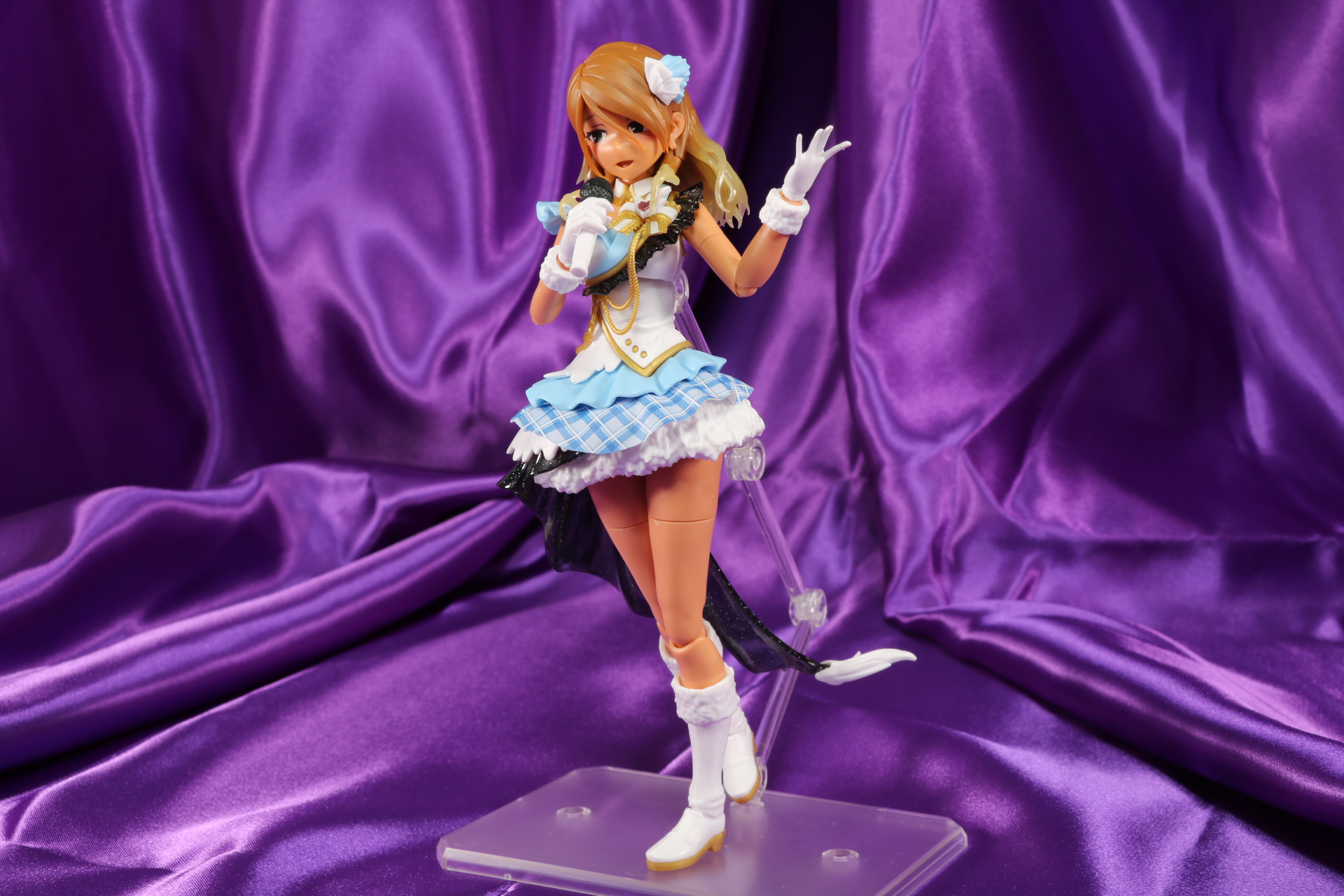 静かに熱く歌う“愛依サマ”