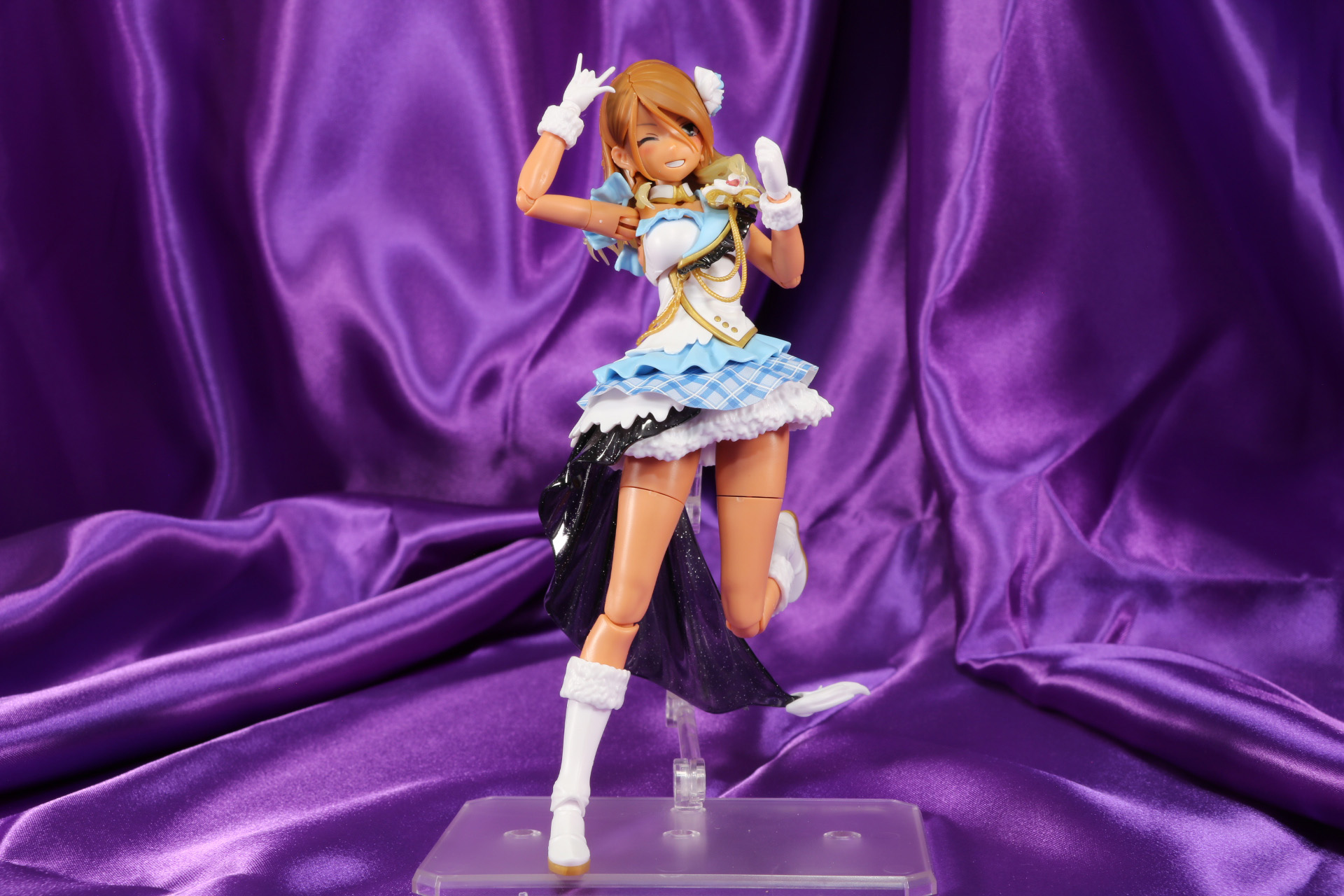 “愛依ちゃん”らしいノリの良いポーズが楽しめる