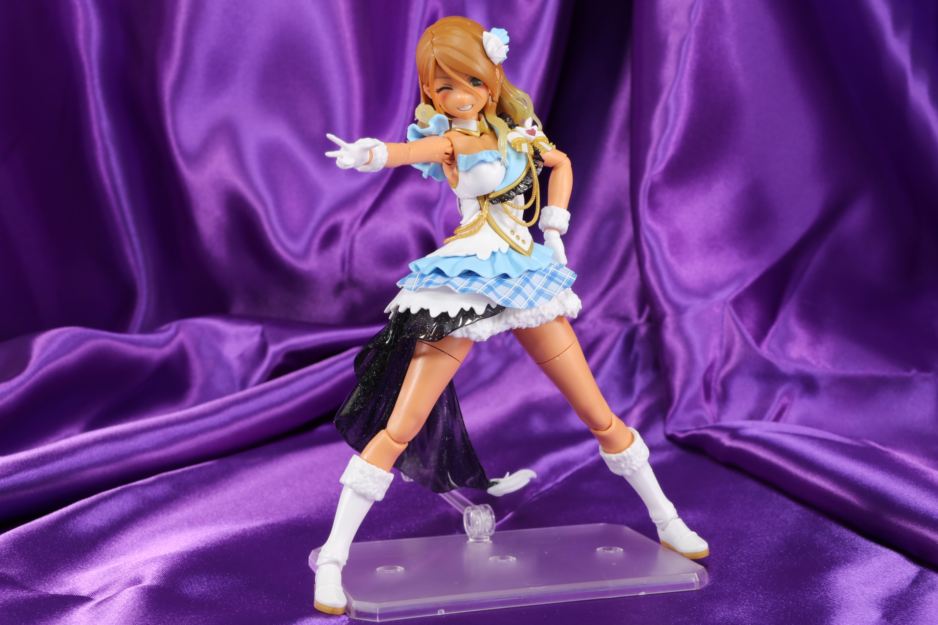 “愛依ちゃん”らしいノリの良いポーズが楽しめる