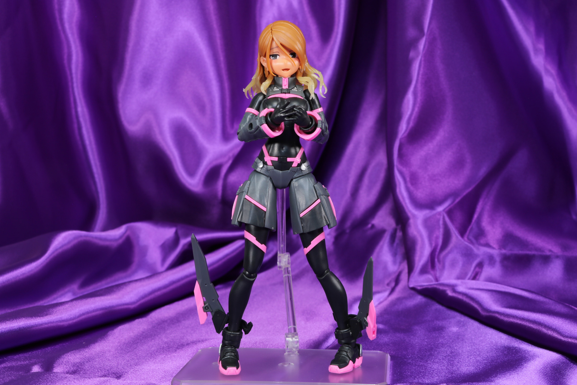 コラボ衣装「シグマシスターズパラドクス」を身に纏った「和泉愛依」