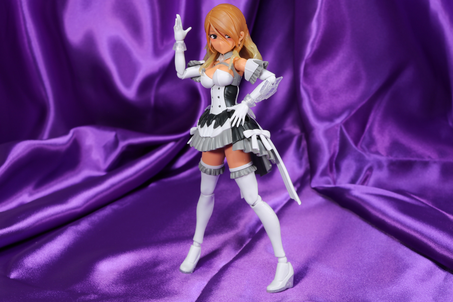 ホワイト、ブラック、グレーの落ち着いたカラーリング。クリアパーツもホワイトクリアにラメが入ったものとなっている