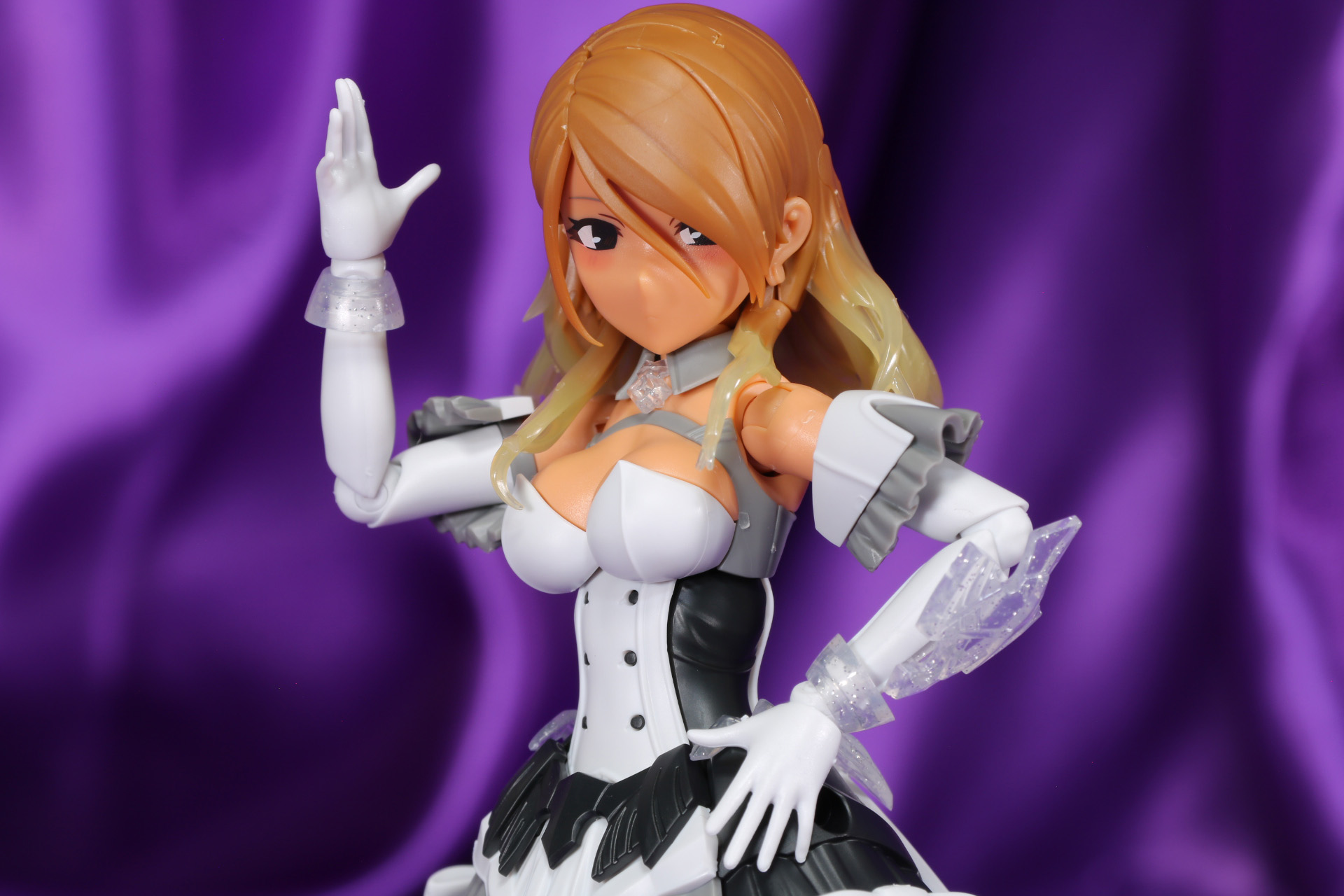 新規の胸部パーツはバニースーツのようなデザインとなっている