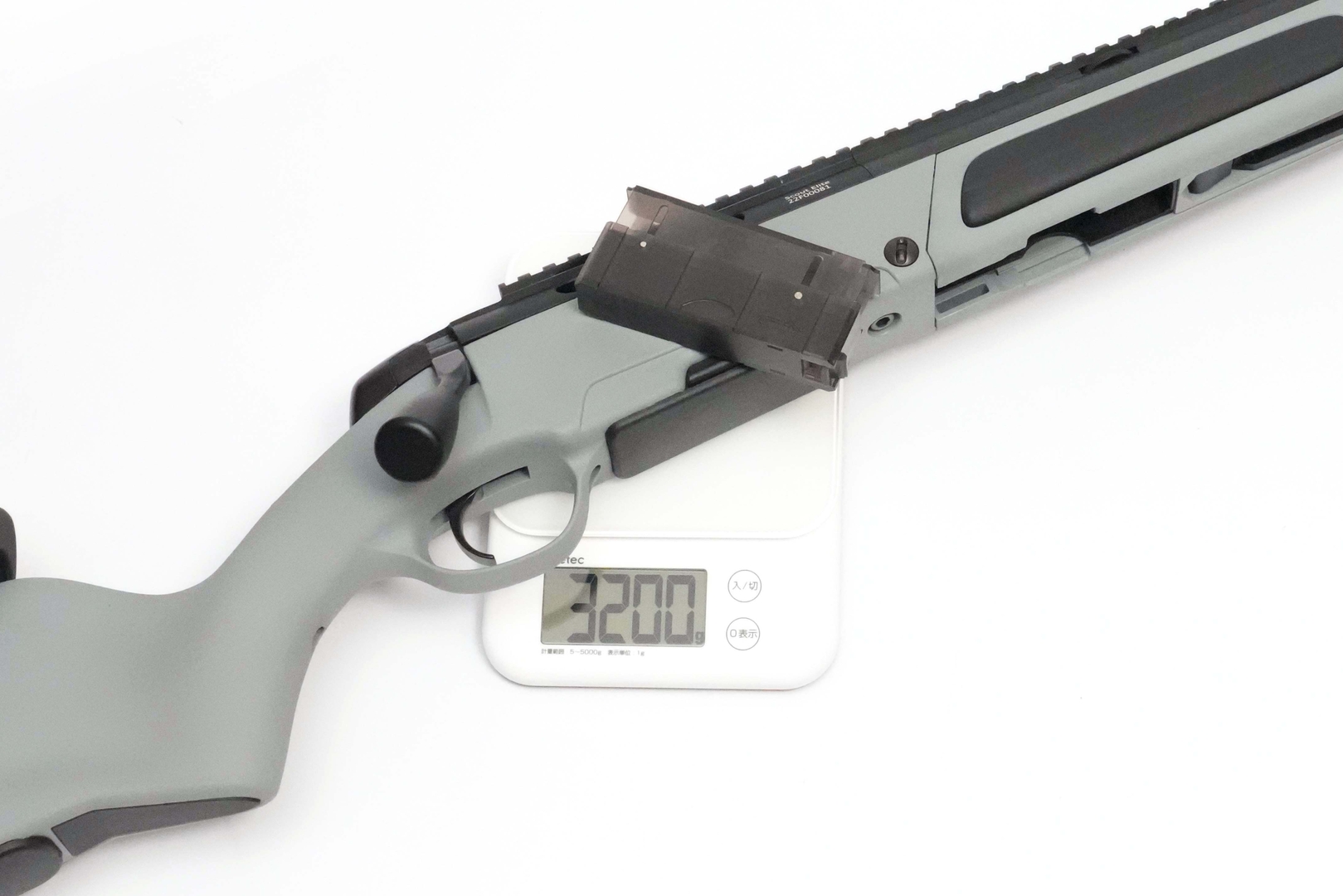 マガジン込みの実測重量は3,200g