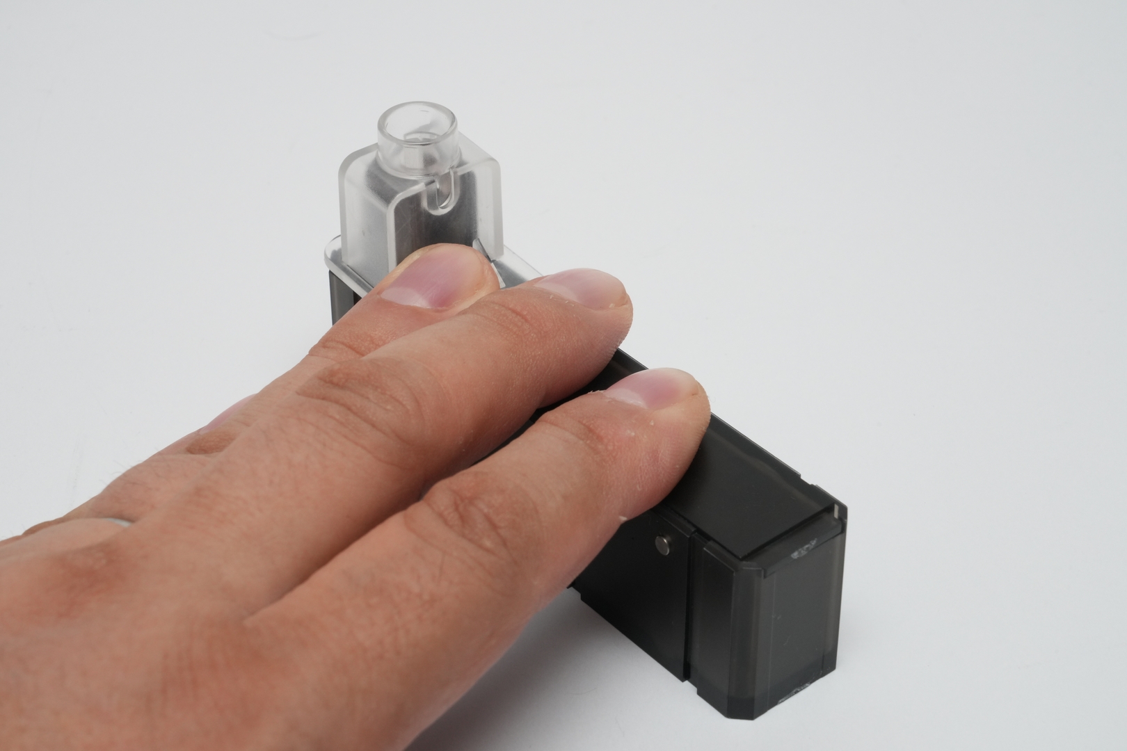 リップを露出させてスムーズにマガジンにBB弾を装填できるよう専用ガイドがひとつ同梱されている