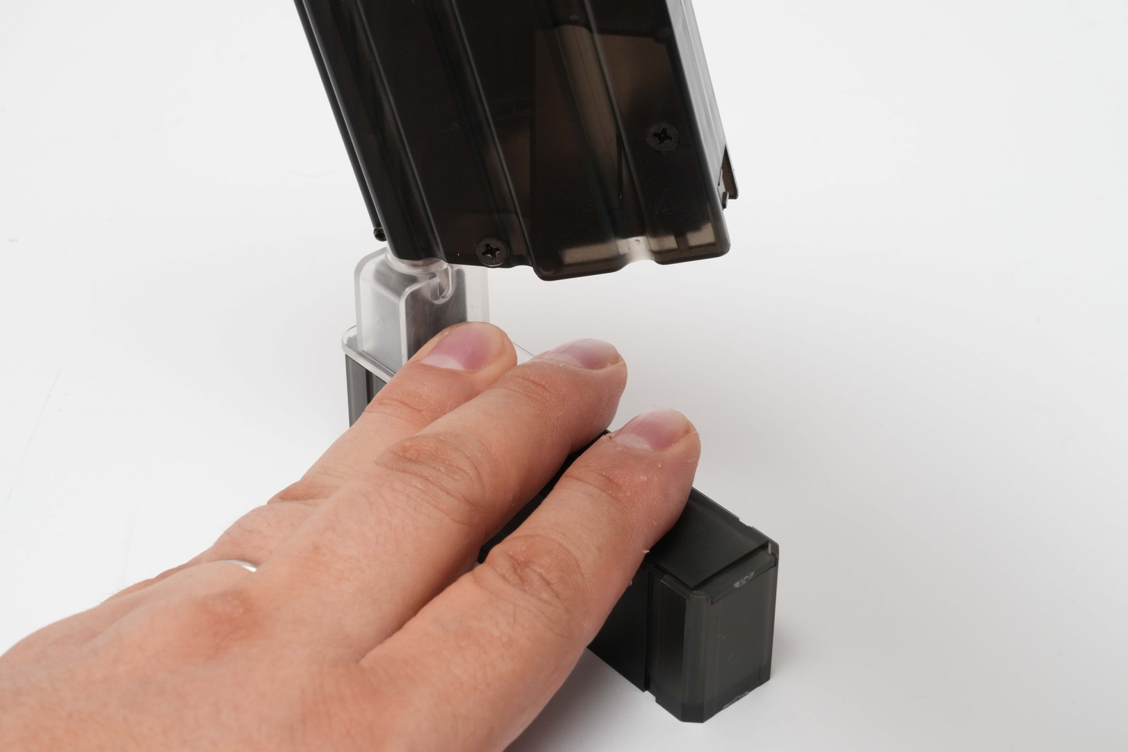 リップを露出させてスムーズにマガジンにBB弾を装填できるよう専用ガイドがひとつ同梱されている