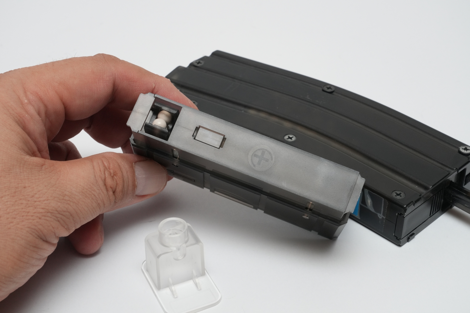 リップを露出させてスムーズにマガジンにBB弾を装填できるよう専用ガイドがひとつ同梱されている