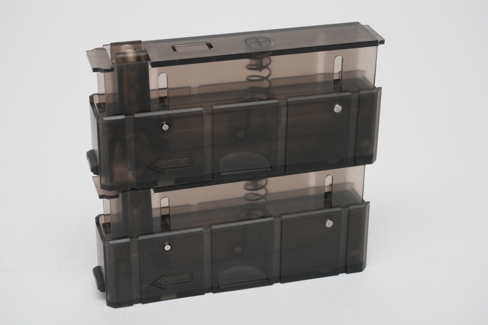 マガジンは樹脂製で半透明なので、本体から引き抜けばBB弾の残量を確認可能（上がBB弾装填済みのもの。下が未装填のもの）