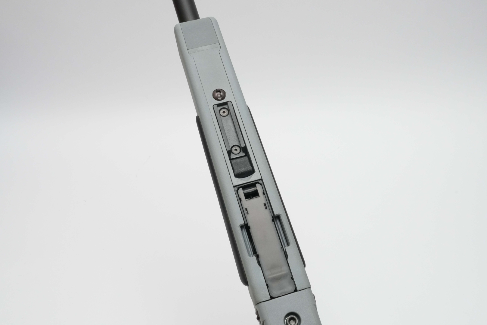 下面のバイポッドリリーススイッチを強く押すと、バイポッドを展開できる