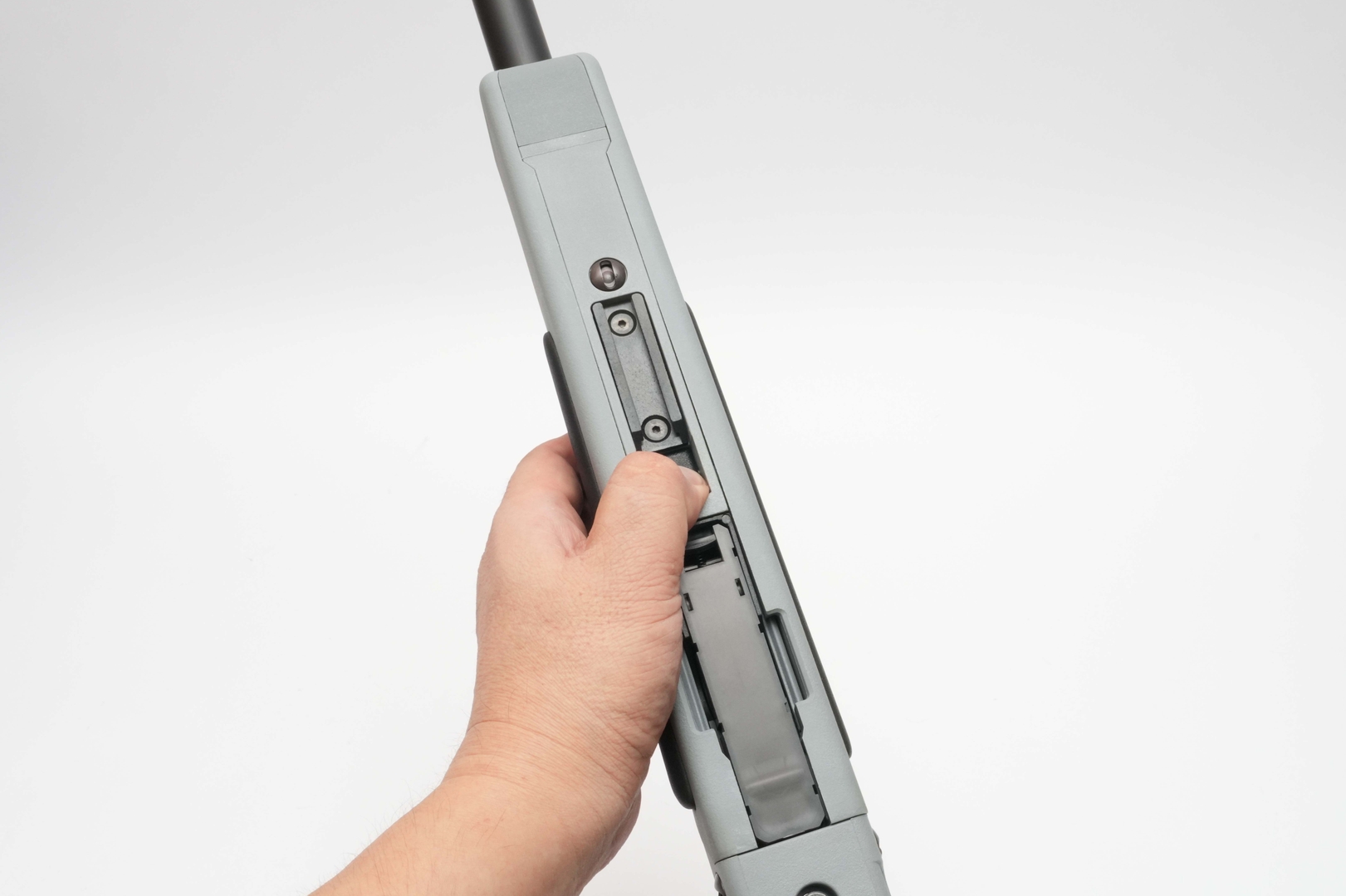 下面のバイポッドリリーススイッチを強く押すと、バイポッドを展開できる