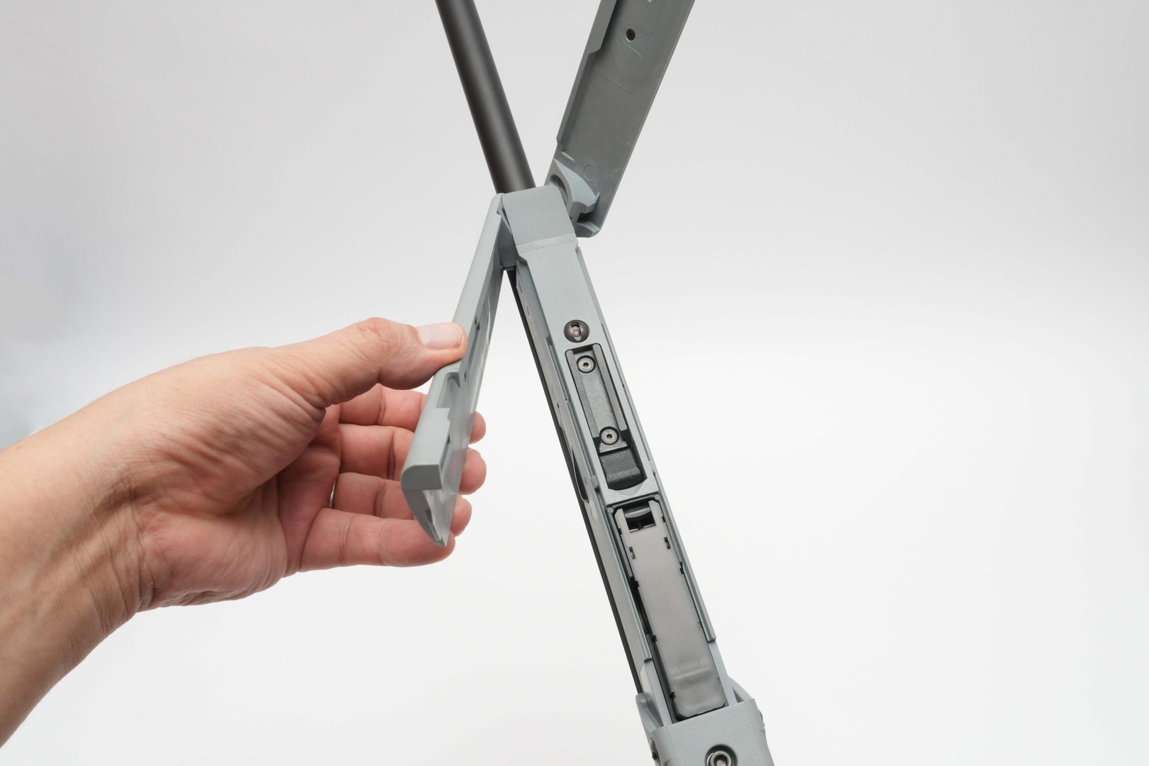 下面のバイポッドリリーススイッチを強く押すと、バイポッドを展開できる