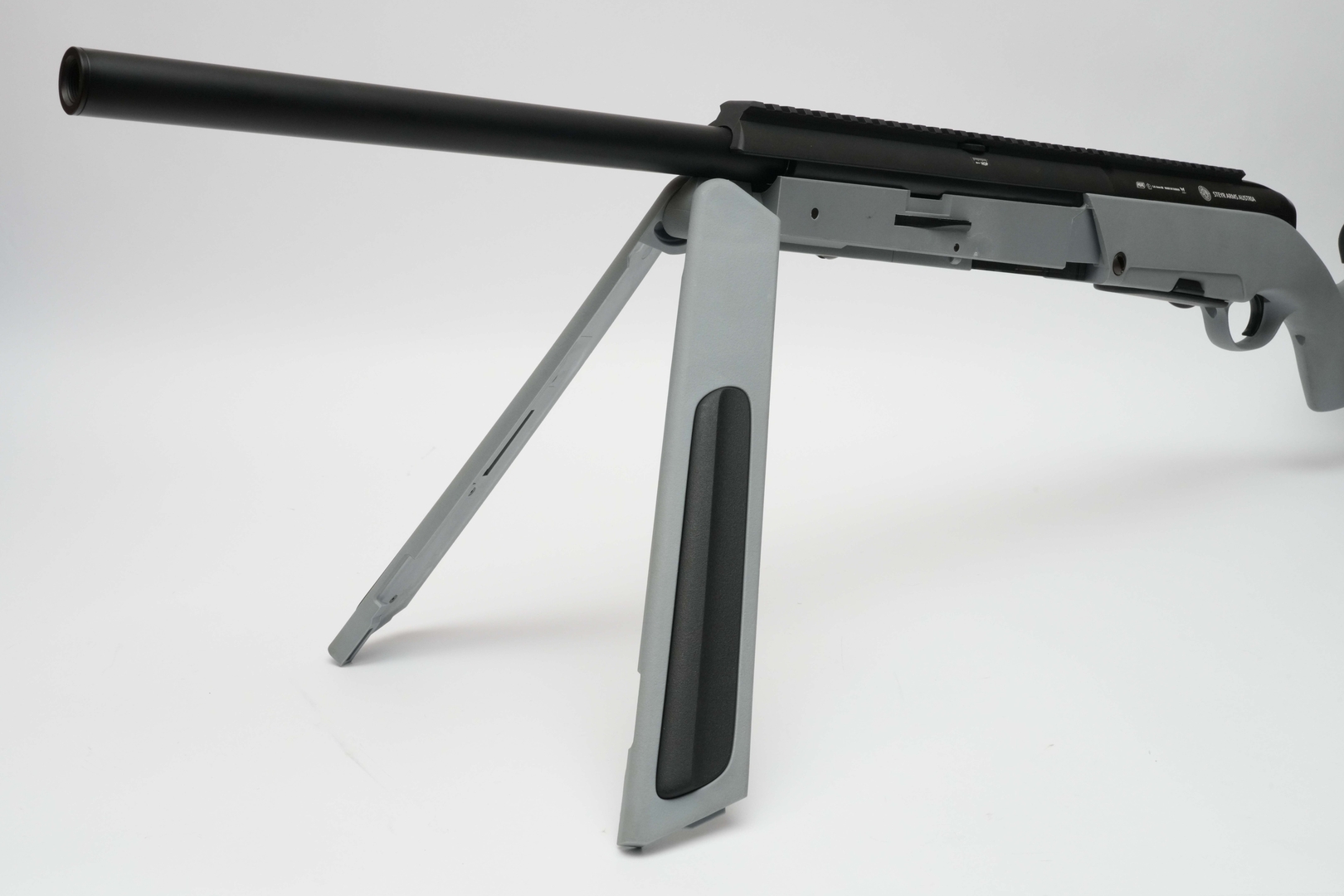 下面のバイポッドリリーススイッチを強く押すと、バイポッドを展開できる