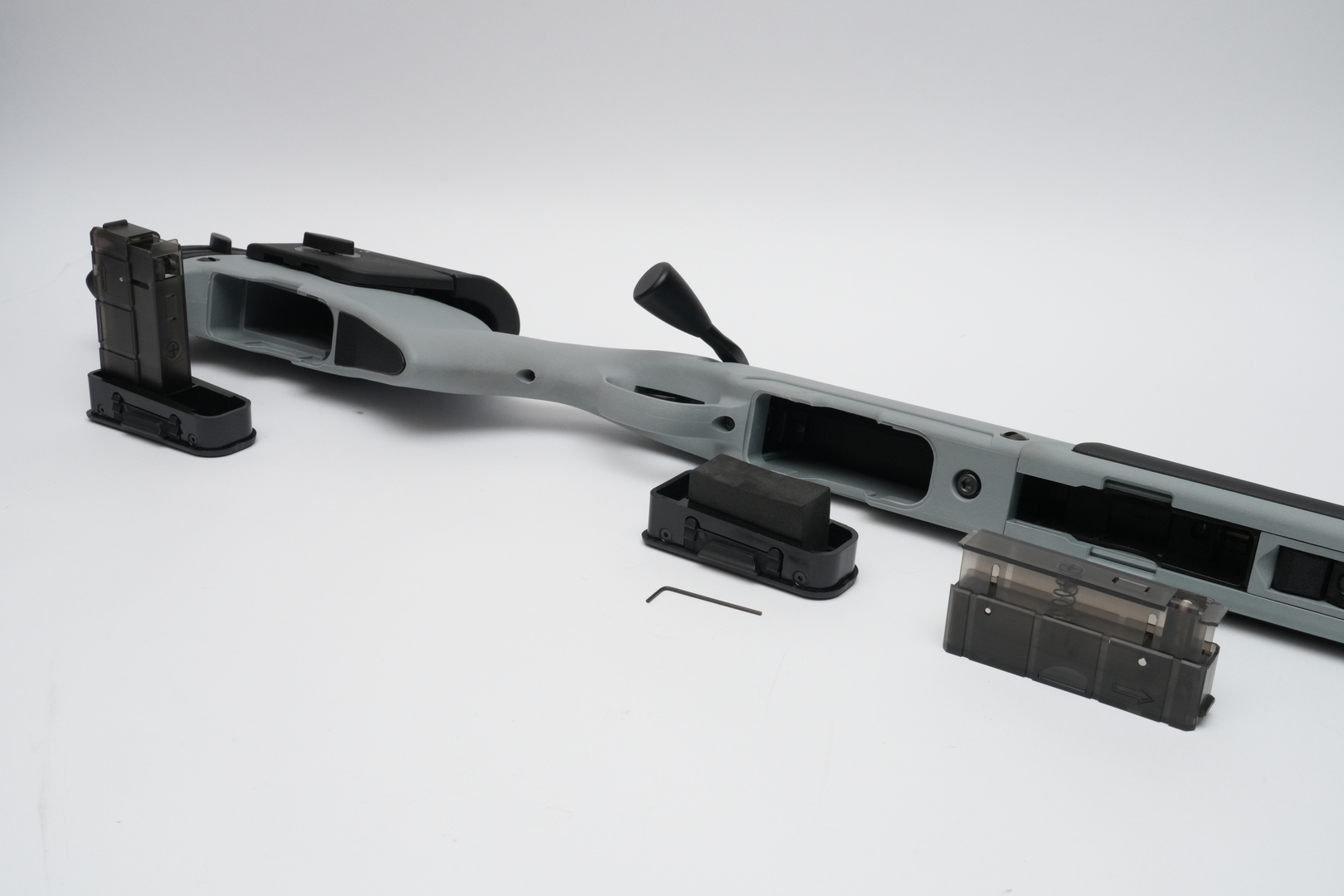 ダミーボックスマガジンには六角レンチ、バットストック下部の予備マガジン収納スペースには縦にマガジンを収納できる