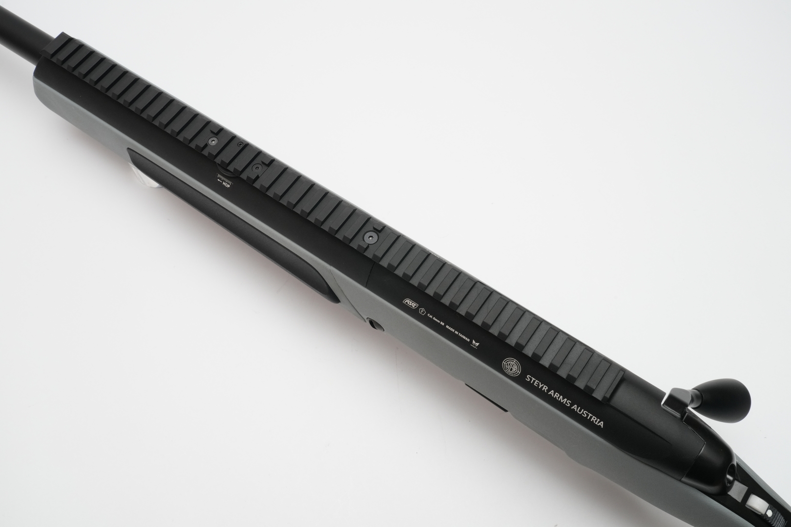 全面トップレールには好きな位置に光学サイトを装着できる