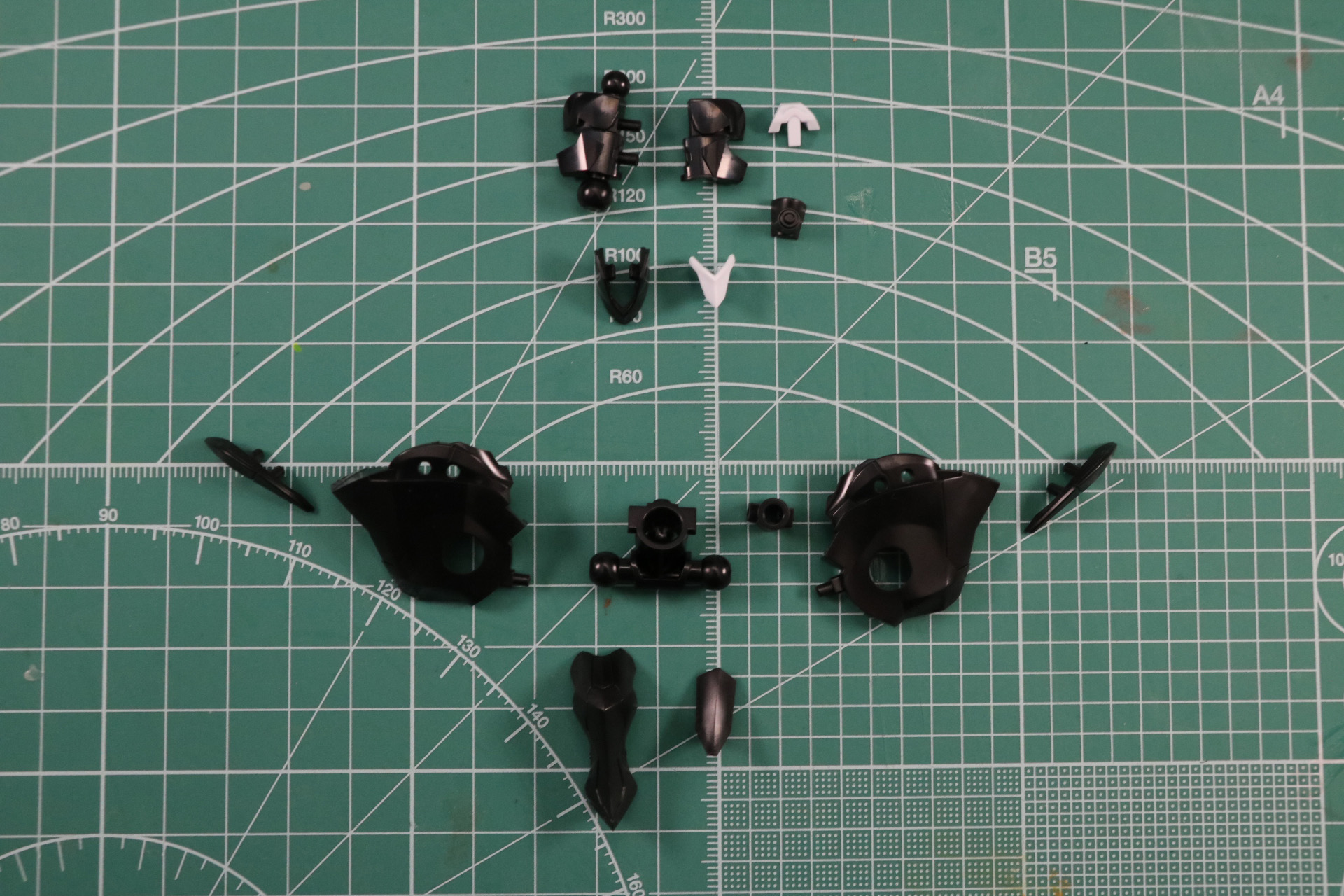 腹部、腰部の組み立て