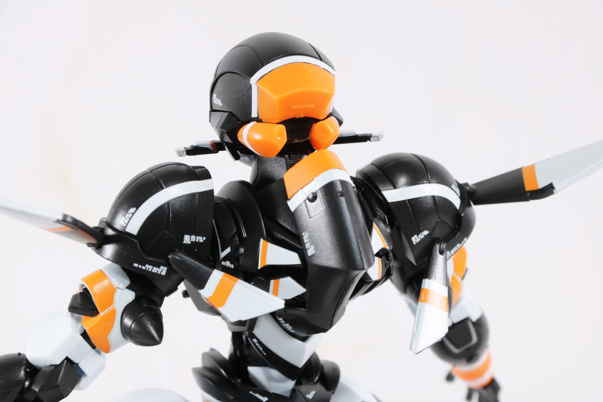 背面から見てもマーキングやラインと濃密な情報量