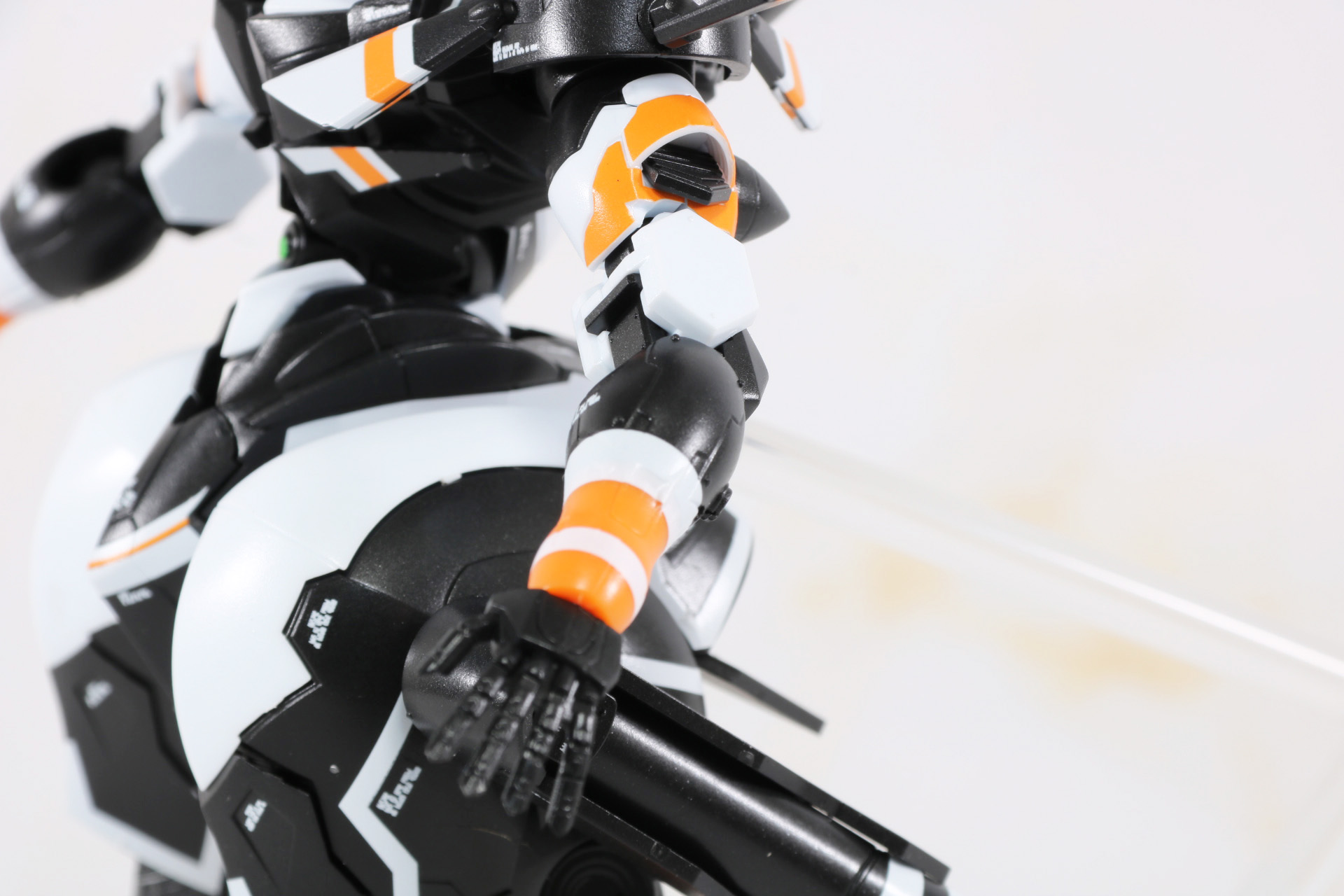 腕部も前腕は滑らか、肘からは直線的な独特の造形となっている