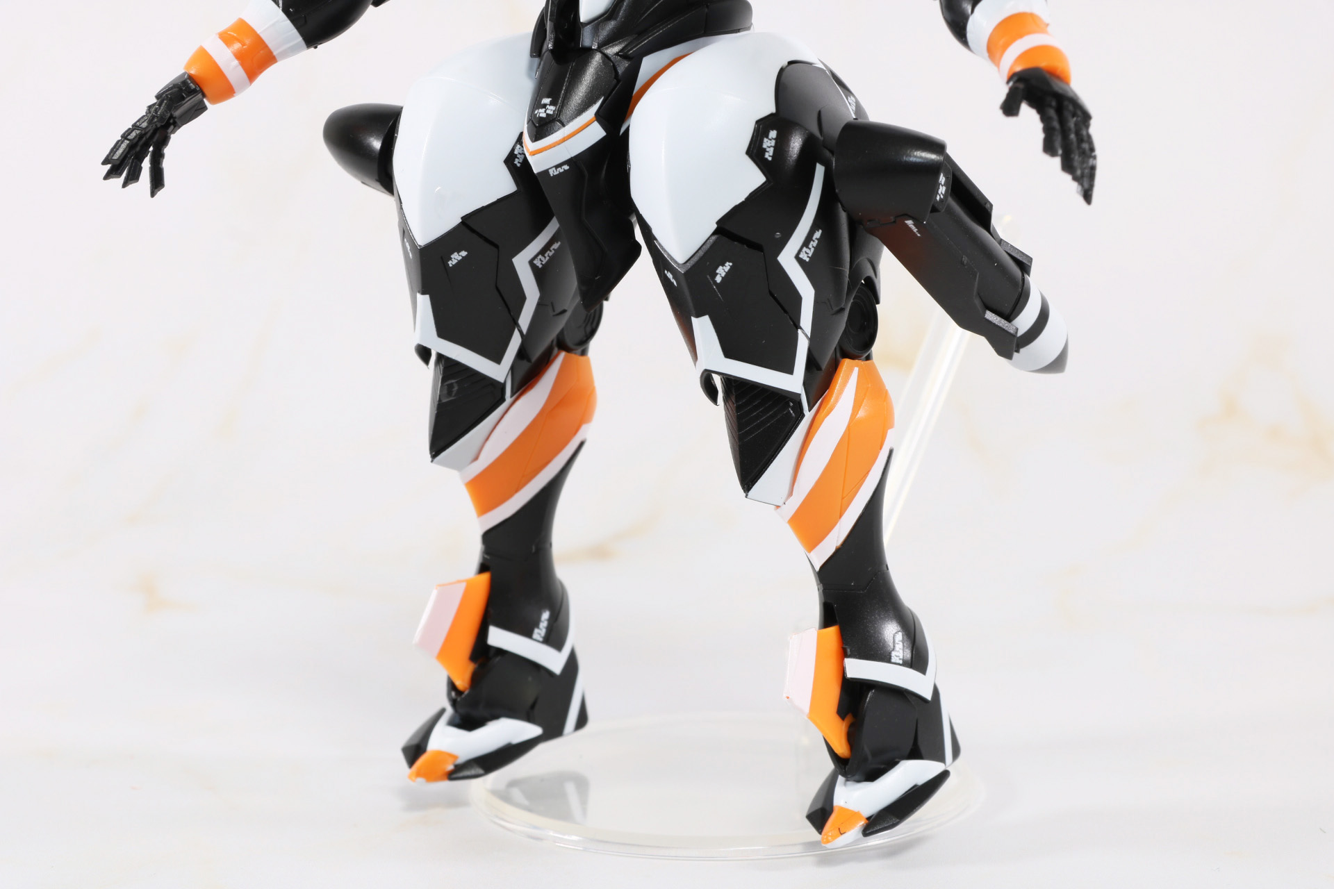 脚部は太い太ももから細くい足先の特徴的なプロポーションが再現されている。