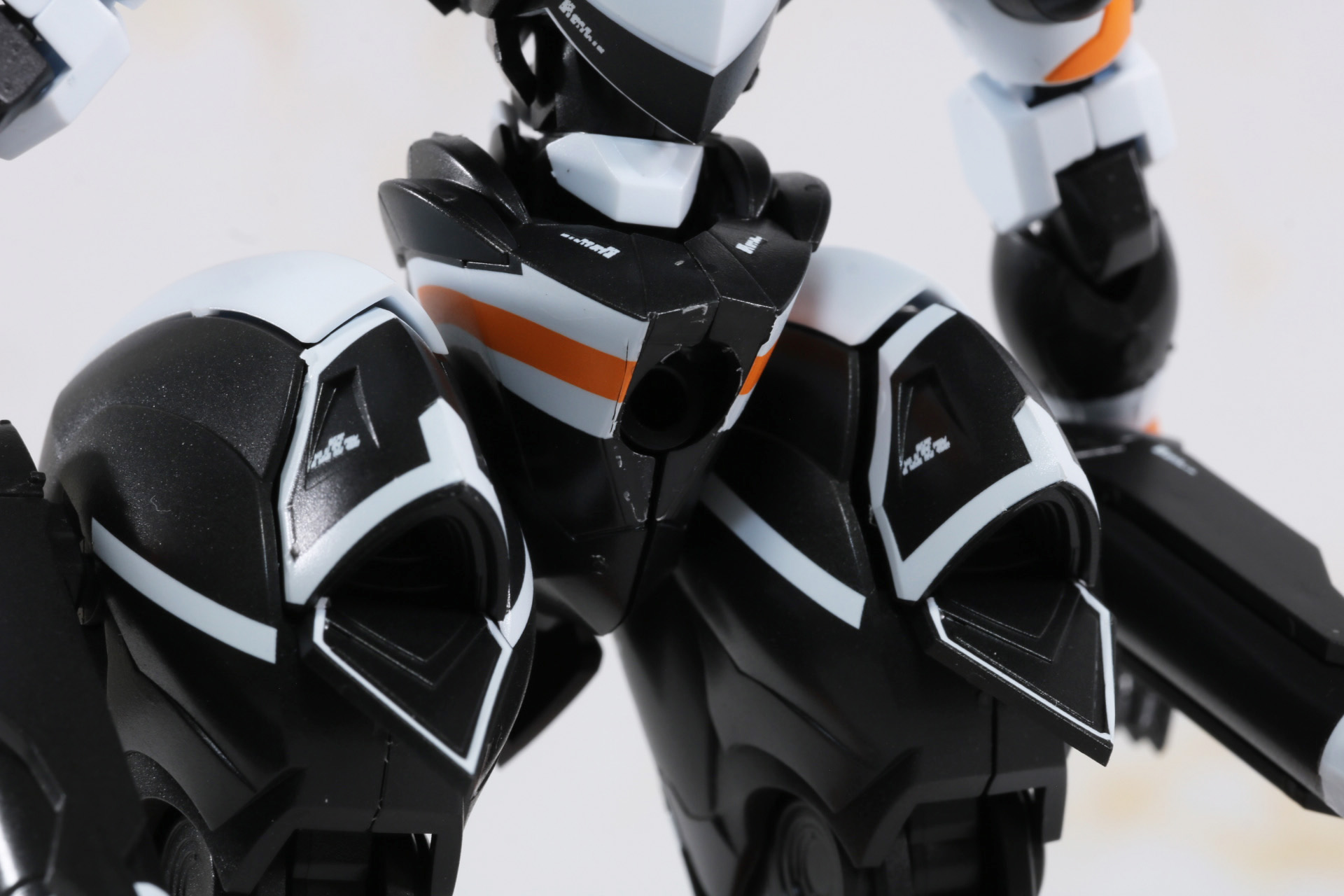 腰部の一部を取り外すことで専用スタンドの受け口を露出させることができる