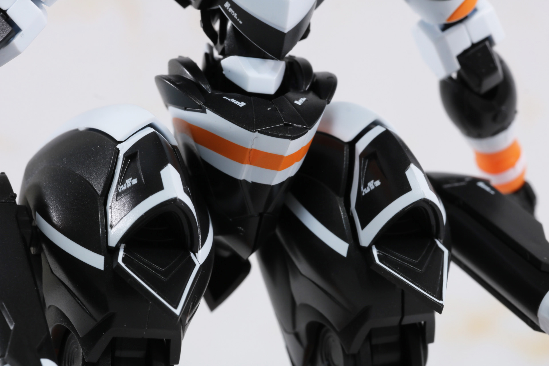 腰部の一部を取り外すことで専用スタンドの受け口を露出させることができる