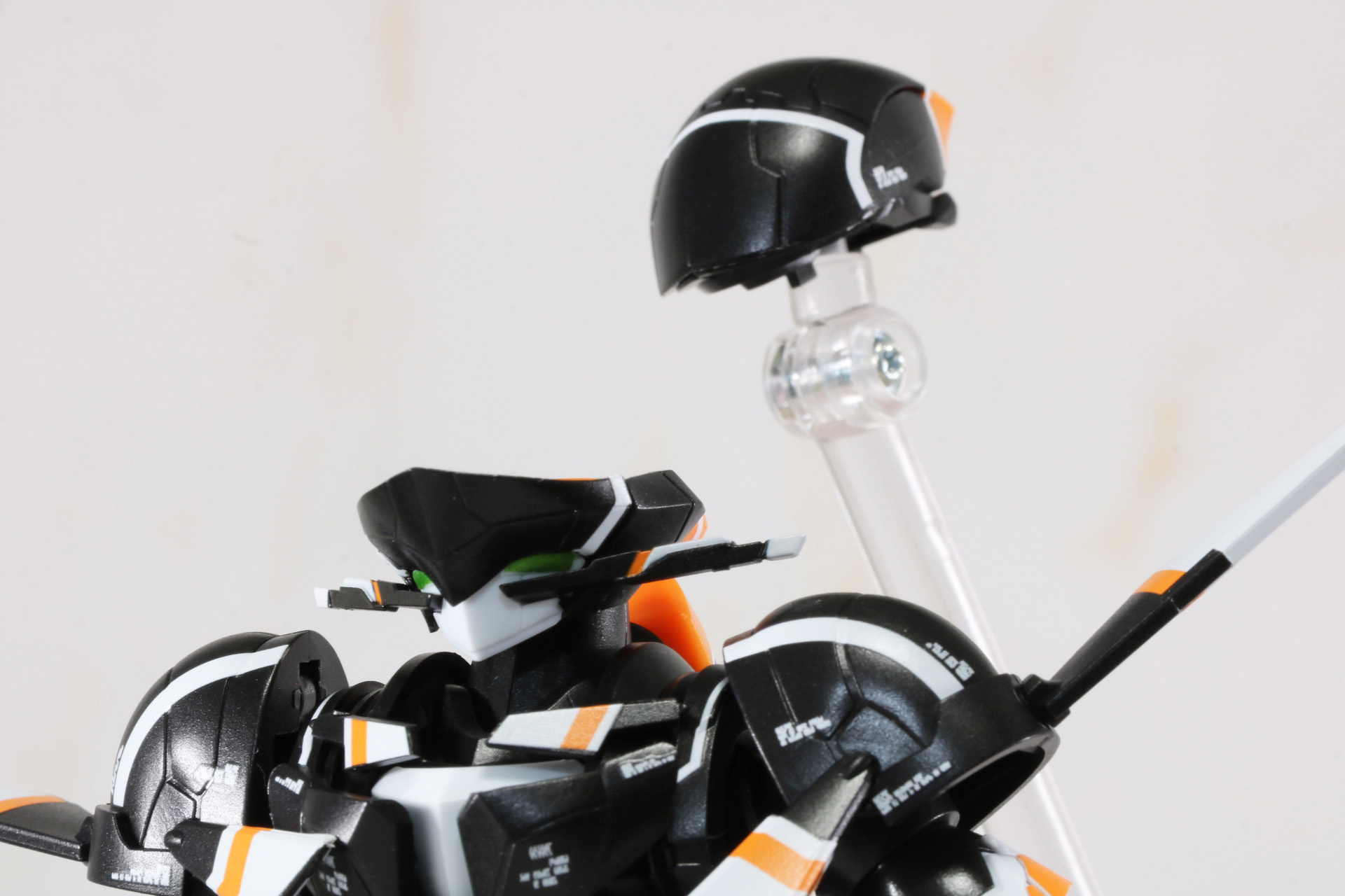 劇中のレドとの別れのシーンも別売りの「THE シンプルスタンド」などと合わせて再現することもできる