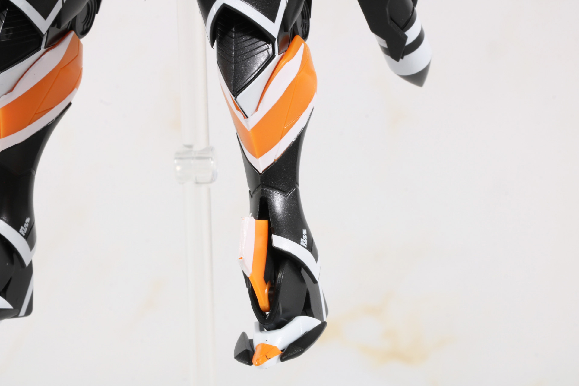 脚部にジョイントパーツを合わせることで5連装ミサイルランチャーを装着できる