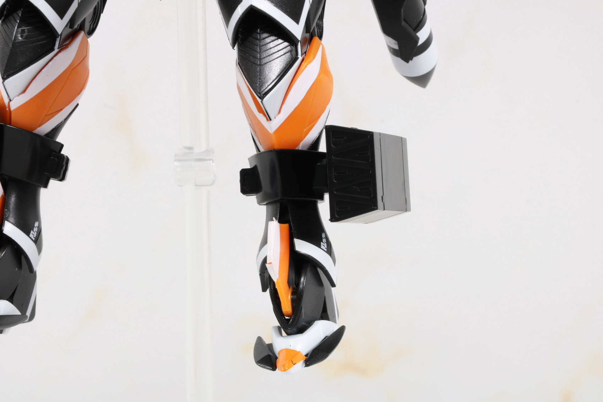 脚部にジョイントパーツを合わせることで5連装ミサイルランチャーを装着できる