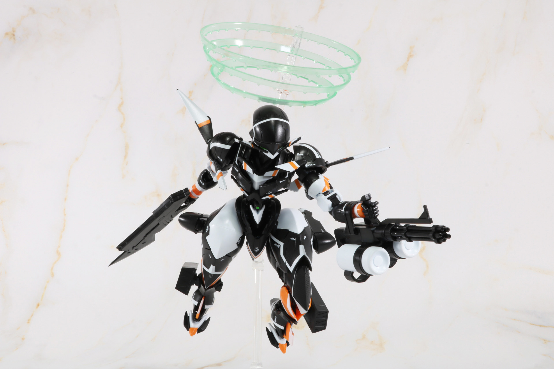 ビームライフル、ガトリングガン、5連装ミサイルランチャーによるフル装備