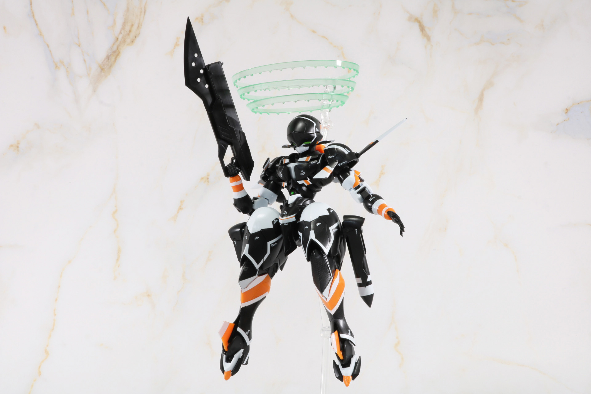 ビームライフルを手にした「チェインバー」